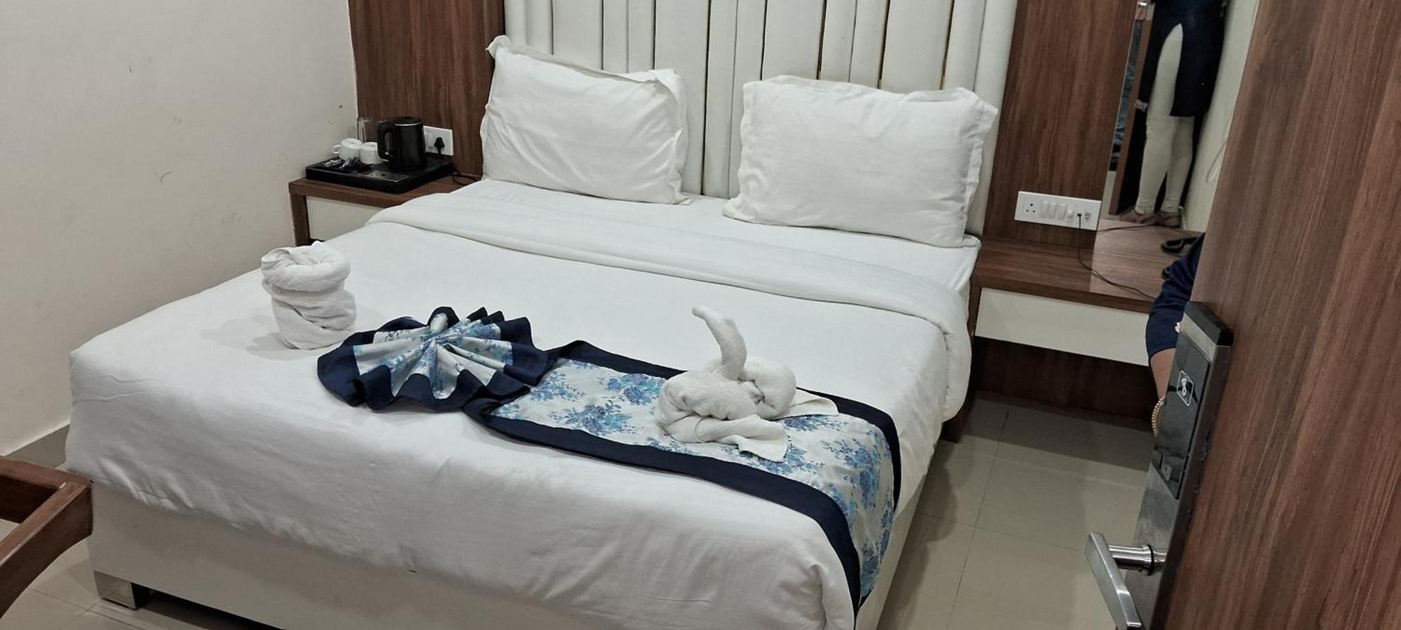 Hotel Shree Radha Krishna Varanasi Esterno foto