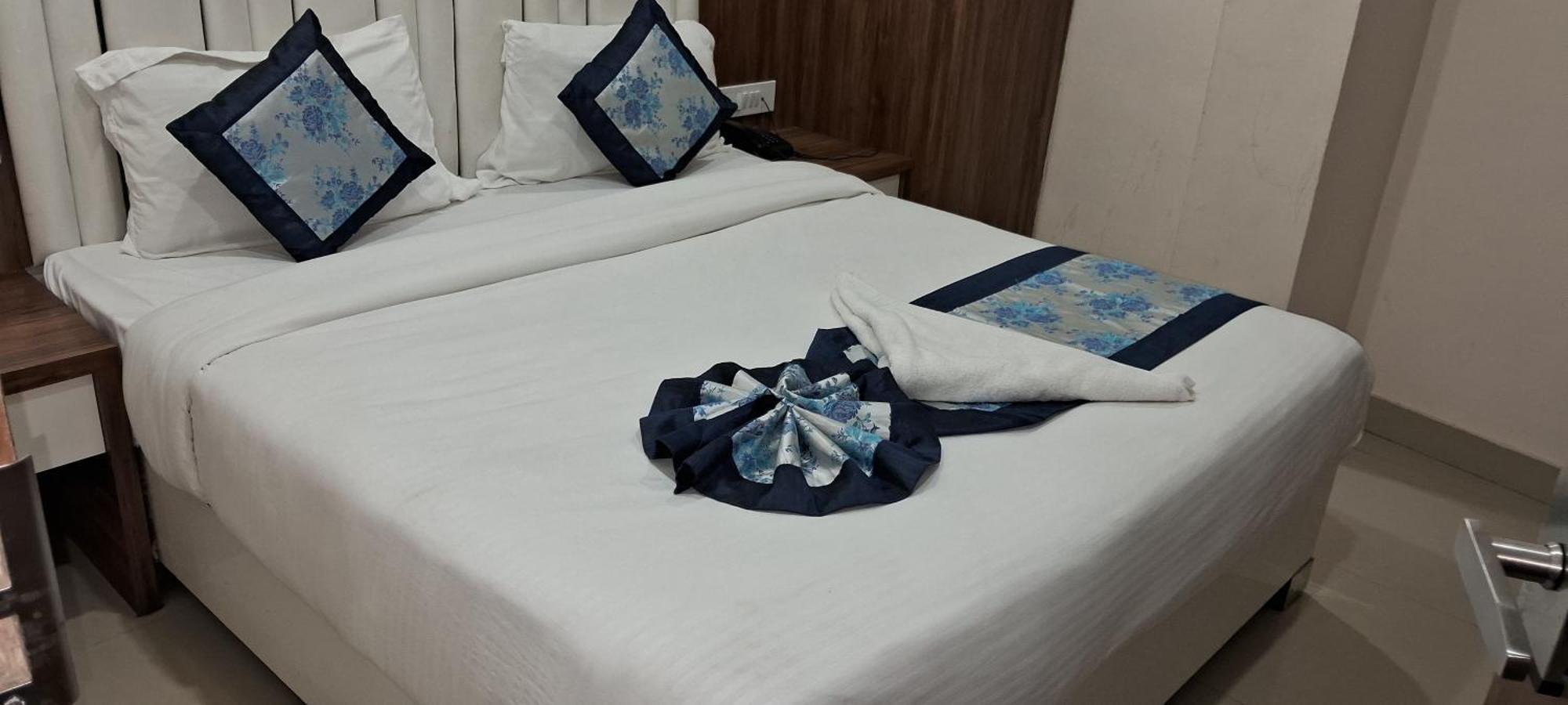 Hotel Shree Radha Krishna Varanasi Esterno foto
