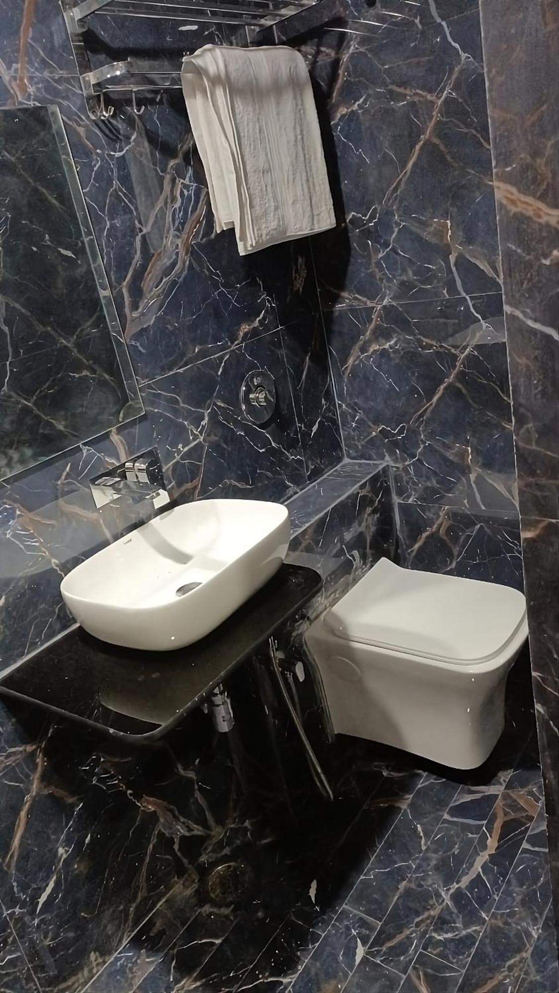 Hotel Shree Radha Krishna Varanasi Esterno foto