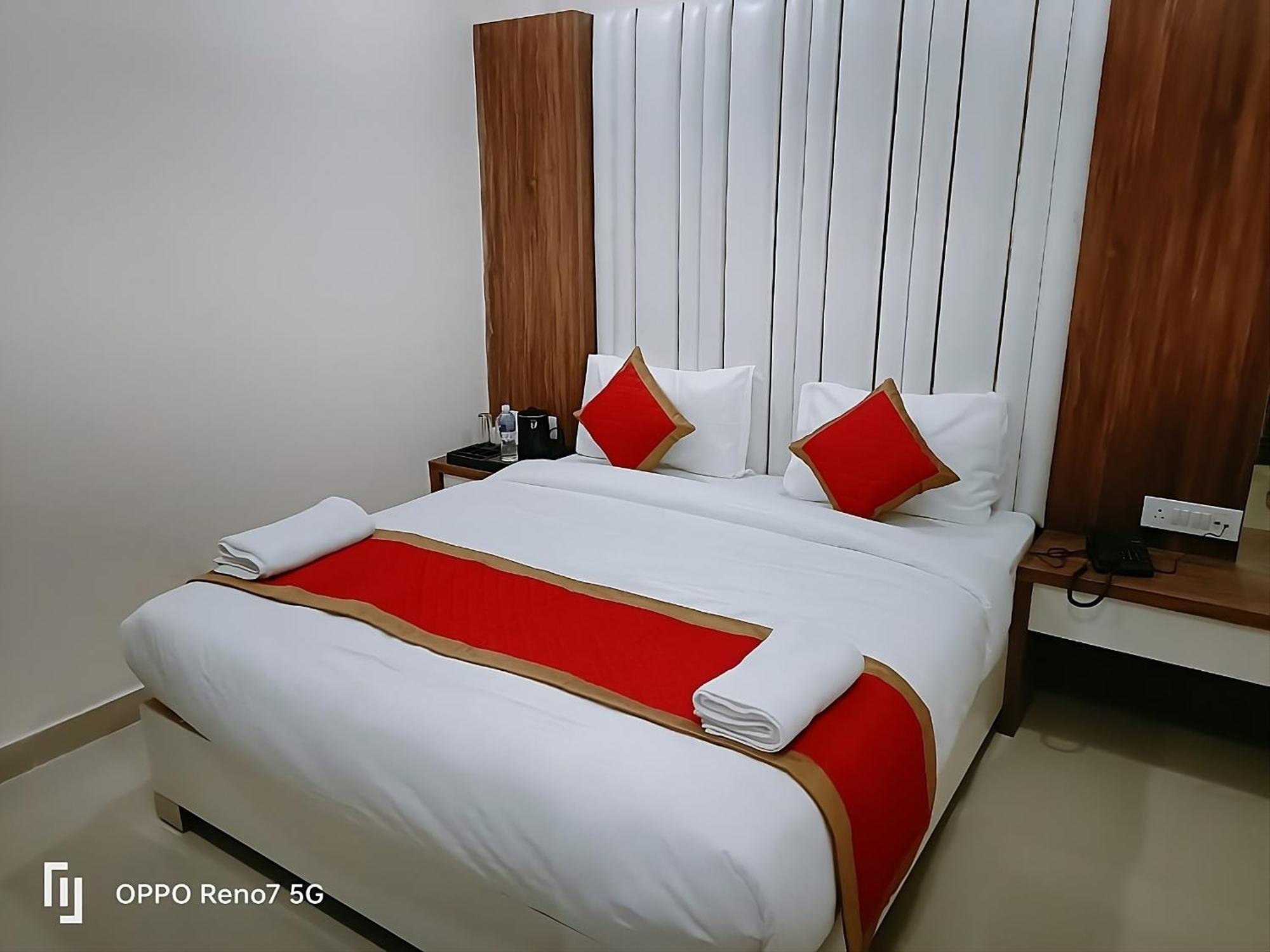 Hotel Shree Radha Krishna Varanasi Esterno foto