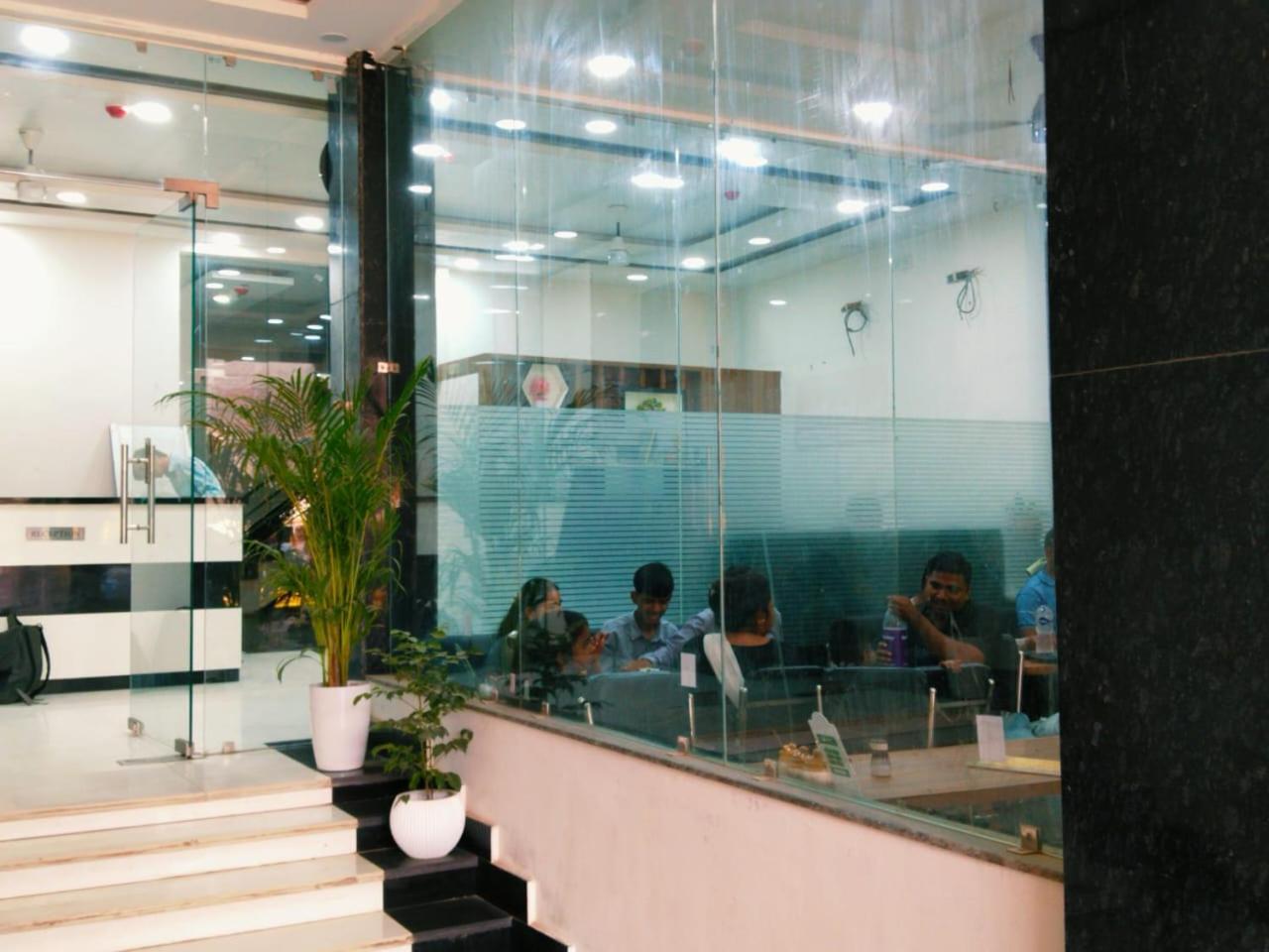 Hotel Shree Radha Krishna Varanasi Esterno foto