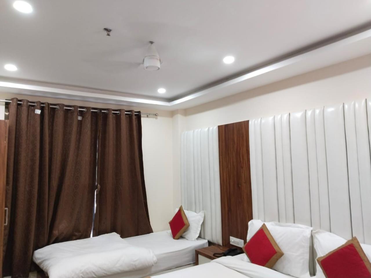 Hotel Shree Radha Krishna Varanasi Esterno foto