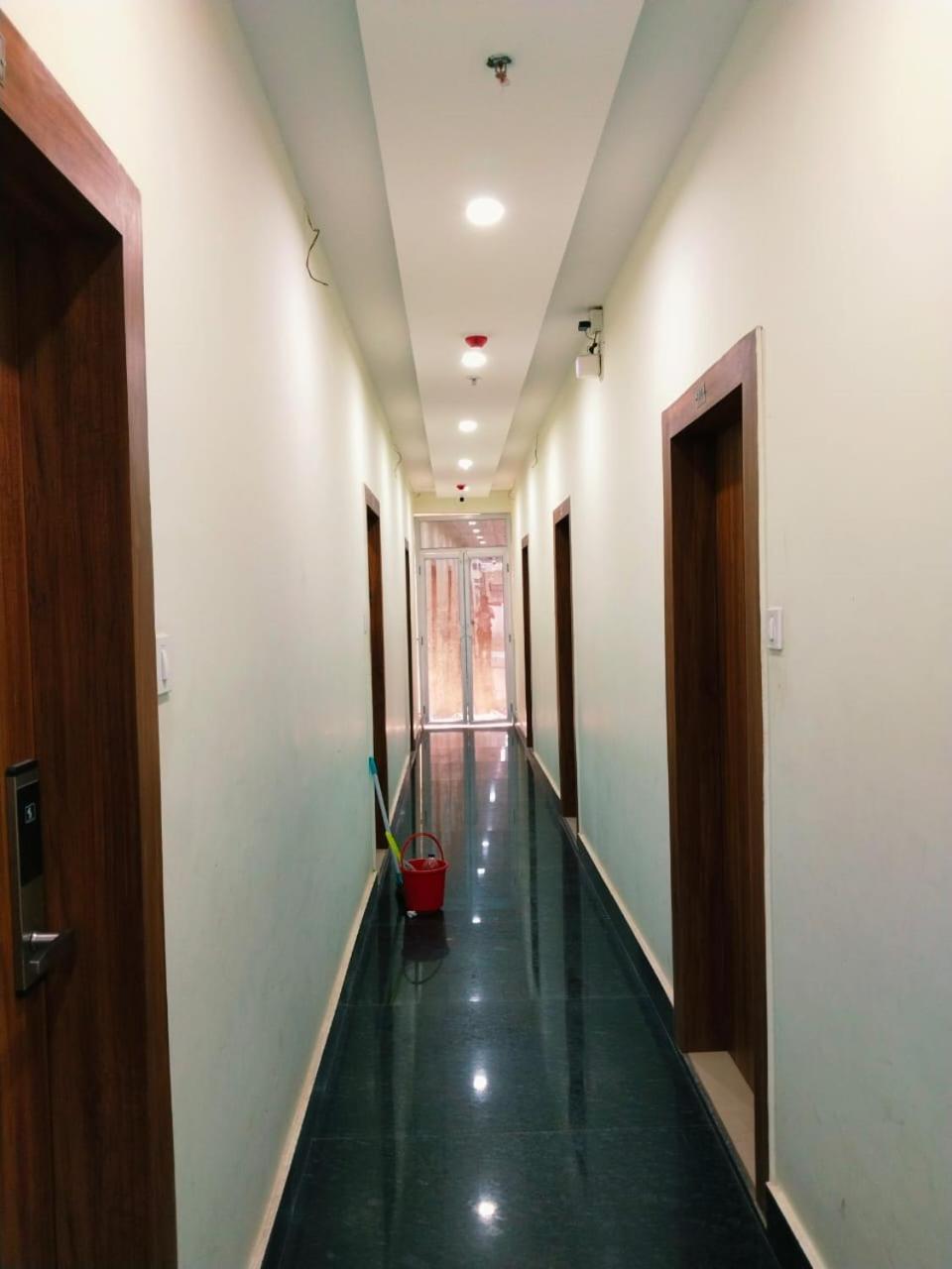 Hotel Shree Radha Krishna Varanasi Esterno foto
