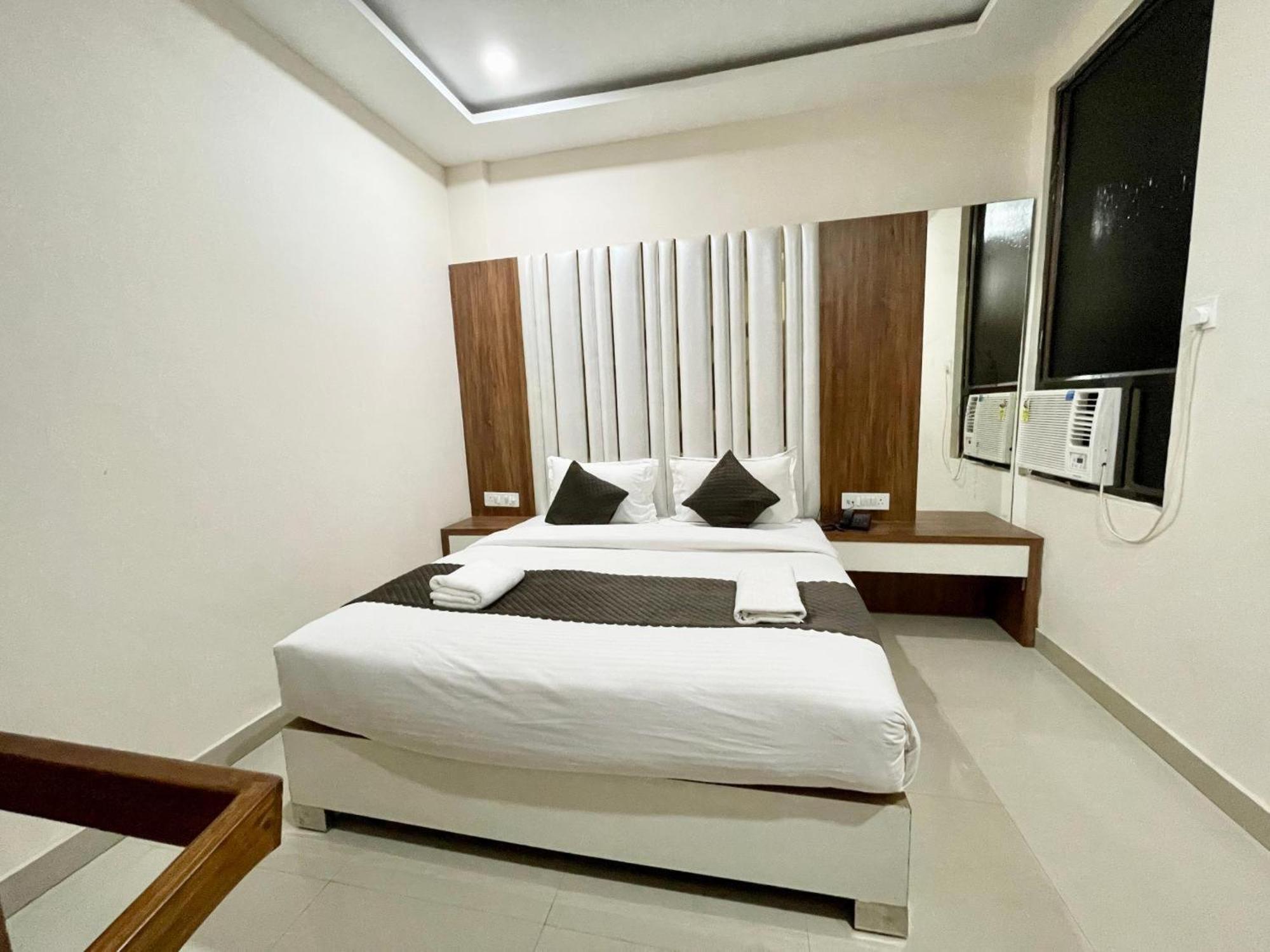 Hotel Shree Radha Krishna Varanasi Esterno foto