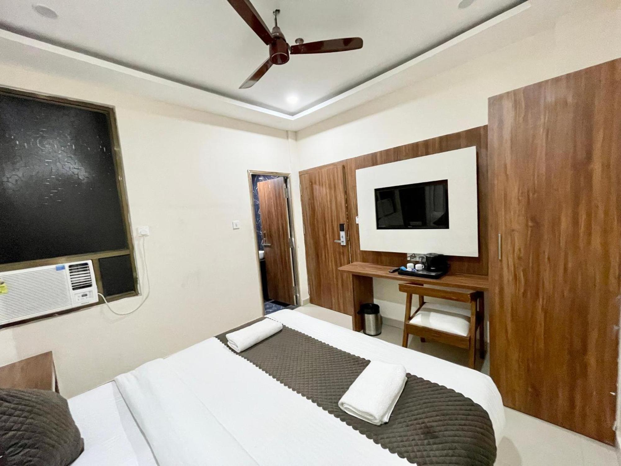 Hotel Shree Radha Krishna Varanasi Esterno foto