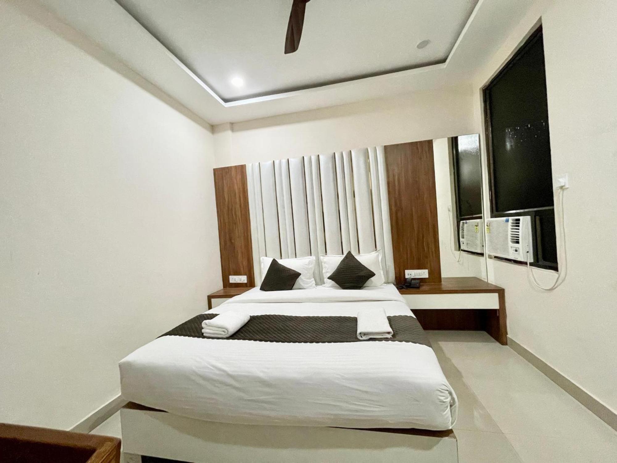 Hotel Shree Radha Krishna Varanasi Esterno foto