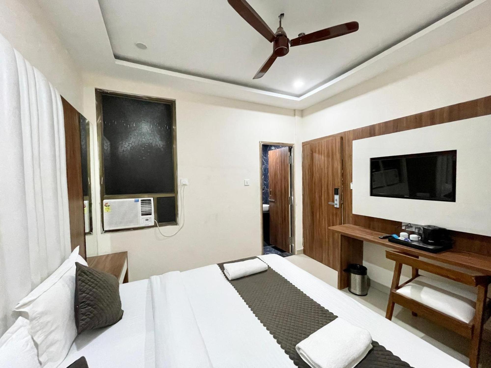 Hotel Shree Radha Krishna Varanasi Esterno foto