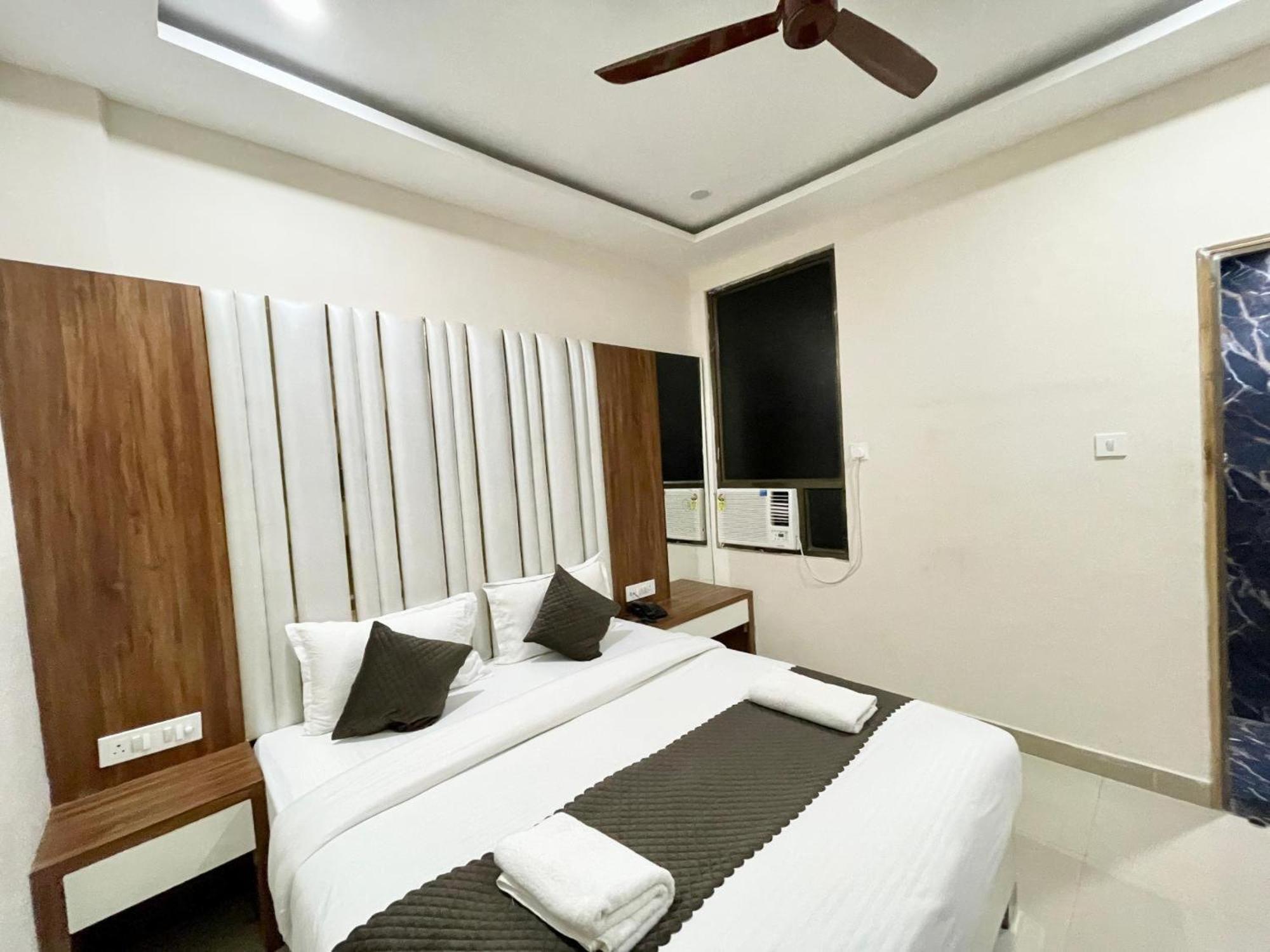 Hotel Shree Radha Krishna Varanasi Esterno foto